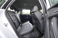 3人乗りのリアシート。中央席にもヘッドレストと3点式シートベルトが用意される。本国では2人乗り仕様も選択可能。