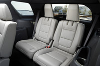 50:50の分割可倒式の3列目シート。簡単な操作でフルフラットに収納することができる。