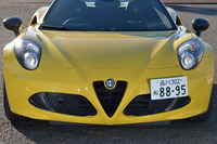 「4Cスパイダー」のフロントまわり。複数のLEDからなる特徴的なヘッドランプを持つ「4C」に対して、「4Cスパイダー」には、よりオーソドックスな形状のバイキセノンヘッドランプが与えられる。