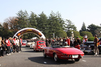 パレードに向かう参加車両をギャラリーが見送る。