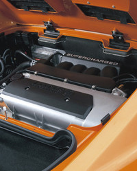 一般にはトヨタ製と表現されるが開発はヤマハが担当した2ZZエンジンに、インテーク・マニフォールド一体型過給機を組み合わせる。ヤマハらしい鋭い回りっぷりはスーパーチャージドになっても同じで、8500rpmのレッドゾーンまでストレスなく回りきってみせる。その一方で、カントリーロードを流すくらいなら、3速に入れっぱなしでもまったく痛痒はないほど粘る（6速100km/h巡航＝3000rpm弱で、極端なクロースレシオではない）。このSC用のVVTL-iは可変閾値で、スロットルの開度により4000〜6000rpmの間でカムの切り替えポイントが変わる。CO2排出量は202g/km（EU計測値）。