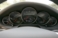 中央にタコメーターを据えた、ポルシェの伝統的な配置。スピードメーターは350km/hスケール。