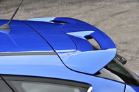 ルーフエンドには大型のスポイラーが標準で備わる。後ろ姿をスポーティーに演出する。