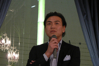 ショールームの総合プロデューサーであるMasaki Matsushima氏。ファッションだけでなく、メガネや香水、空間デザインなども手がける。