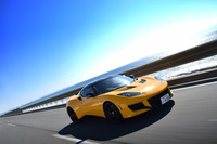 エクステリアデザインの変更は空力性能の改善を考慮したもので、車速が242km/hの状態で発生するダウンフォースは、従来モデルのおよそ2倍に相当するという。