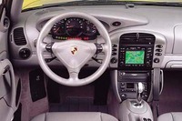 ニューカレラのメーターパネルは、基本的にターボと同じ。タコメーターの下3分の1には、大型ディスプレイが埋め込まれ、走行状態、種々の警告を表示する。2002年型になって、センターに引きだし式のカップホルダーが、助手席エアバッグ下には、5リッターのグローブボックスが新設された。 