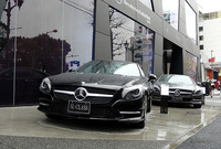 東京・六本木の「メルセデス・ベンツコネクション」正面に展示される「SL550ブルーエフィシェンシー」と「SL350ブルーエフィシェンシー」。