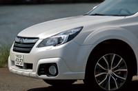 テスト車は、ダーク調フロントグリルやブラックベゼルのHIDロービームランプ、カラードフロントバンパーなどが装備されるスポーティー仕様。