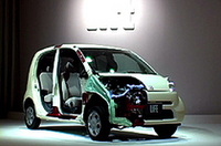 
	新型「ライフ」のボディ構造を示すカットモデル
	 