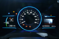 メーターはガソリン車が標準的な3眼式なのに対し、ハイブリッド車はアナログ表示の速度計に、デジタル表示のタコメーターとパワーフローモニターを組み合わせたものを採用。
    