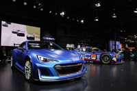 スバルブースのセンターに展示された「STIパフォーマンスコンセプト」と今季のSUPER GT、GT300クラス参戦予定の「BRZ GT300 2016」。