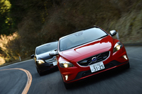 ワインディングロードを駆け上がる、2台のスポーティーなハッチバック。
    