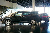 サイドからリアへとガラス面が連なるさまを、クロームのモールディングがさらに強調する。