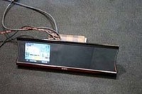 ミラーメディアにはモニターを内蔵。リアビューカメラやカーナビなどの画像を映すことができる。