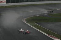 突然の雨でマシンは水煙にまかれ、スピンに追い込まれるドライバーが続出。赤旗・中断を経て第2パートが行われた。