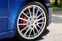 テスト車に装着されるスポーツデザインの19インチホイールはオプション設定。