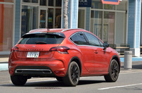 日本では2016年4月に発売された「DS 4クロスバック」。テスト車のボディーカラー「オランジュトルマリン」は、同モデルの専用色。