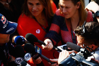 マレーシアでの「マルチ21」発言が尾を引いたマーク・ウェバーだったが、コース上では踏んだり蹴ったりだった。予選Q2途中で燃料切れによりマシンストップ。14番グリッドは、その後の燃料検査規定違反により予選失格となり最後尾へ。レースでは気を取り直しピットレーンスタートで追撃に出たが、レッドブルのシスターチーム、トロロッソのジャン＝エリック・ベルニュと接触。その直後にピットインするものの、タイヤがしっかりと装着されておらず脱輪、リタイアとなった。レース後、ベルニュとの接触の責任を問われ、次のバーレーンGPでは予選順位3つ降格のペナルティーが科されることになった。（Photo=Red Bull Racing） 