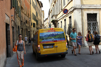 同じくシエナ旧市街にて。DHLの「e-NV200」。