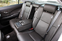 後席は、40/20/40の3分割式。左右席は最大11度までリクライニングができる。
