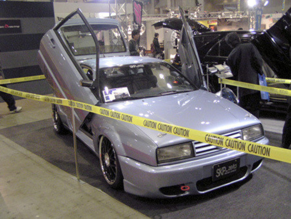 SKIPPERさんのBORZOI WING SYSTEMでガルウイングになったゴルフ。「SKP-zeta MOTOR SPORTS」というパーツ類も装着する。