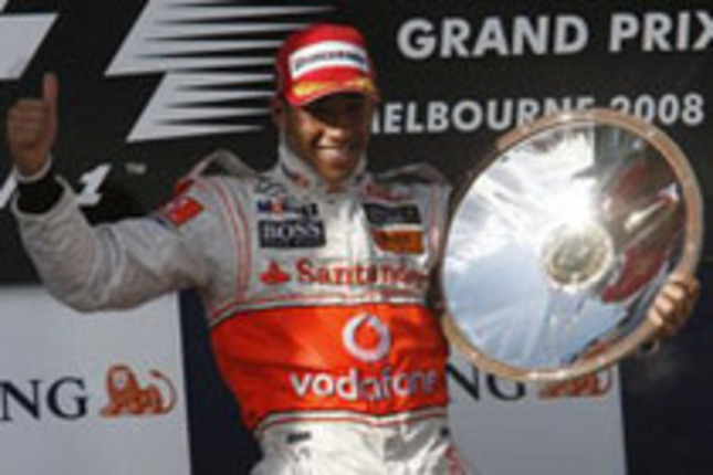 昨年、1点差でタイトルを逃し涙をのんだルイス・ハミルトンが開幕戦で優勝。ポディウムで会心のガッツポーズを見せた。（写真＝Mercedes Benz）