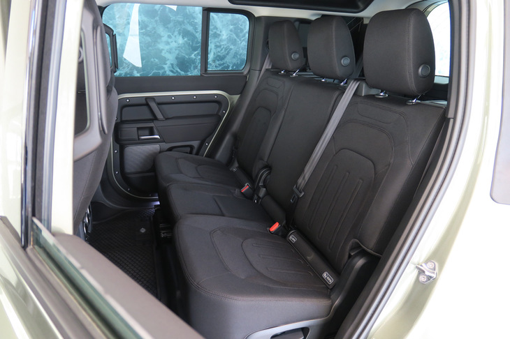 ランドローバー・ディフェンダー110 アドベンチャーパック装着車（2列目シート）