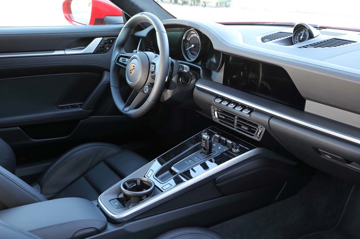 ダッシュボードに段差を設けることで水平基調であることを強調したインテリア。センターのエアベントの上に備わったスイッチは、930型へのオマージュだ。