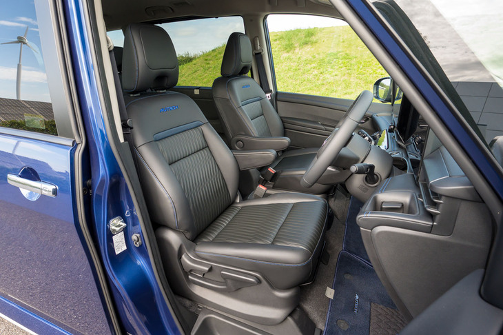 シート表皮は合成皮革のレザレット。背もたれに「AUTECH」のステッチがあしらわれる。