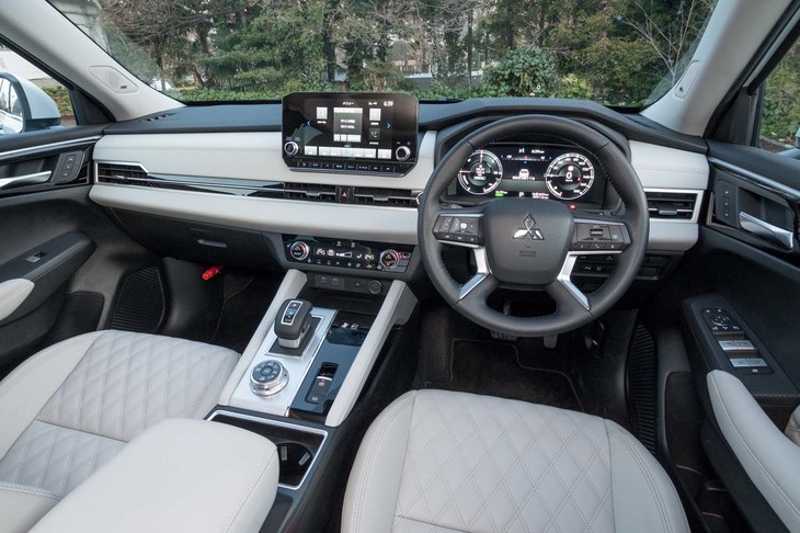 「P」ではブラック×サドルタンの専用内装が標準のところ、試乗車はライトグレーレザー内装のダウングレードオプション（－2万2000円）をチョイスしていた。「ホワイトダイヤモンド」のボディーカラーとのマッチングはこちらのほうがいいかもしれない。