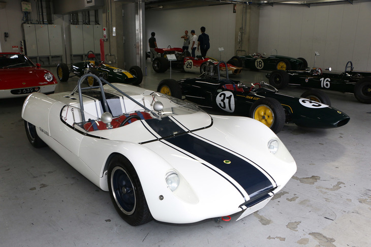 「ロータス23B」（1963年）。バックボーンフレーム式のシャシーを持つレーシングカーで、ロータス23の進化モデルにあたる。大きな変更点として、シフトレバーの位置が中央からドライバーの右側に移ったことも挙げられる。