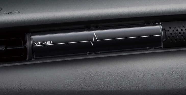 内側のシートを自由に入れ替えてカスタマイズできるインテリアパネルをオプションで用意。エアコンの風でアロマオイルを循環させるホルダーも内蔵される。