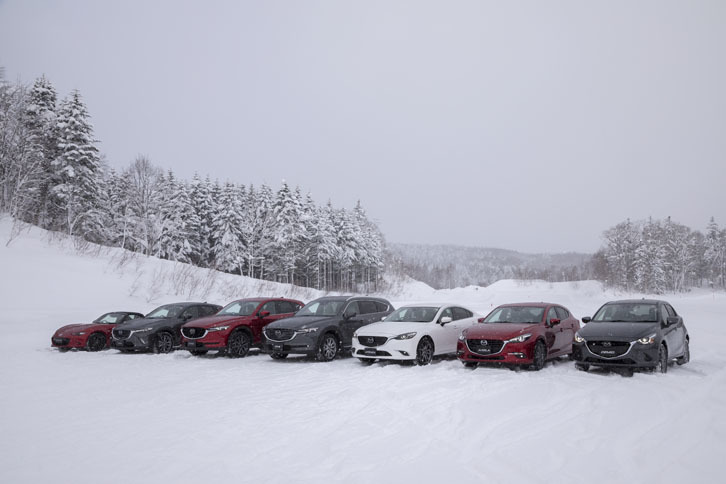 試乗に供されたマツダ車の最新ラインナップ。オープントップモデルの「ロードスター」も加えられている。