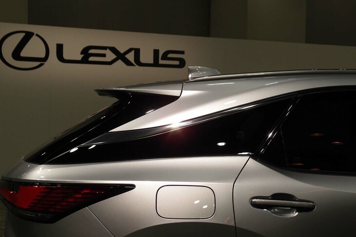 レクサスRX450h＋“バージョンL”（Cピラー部）