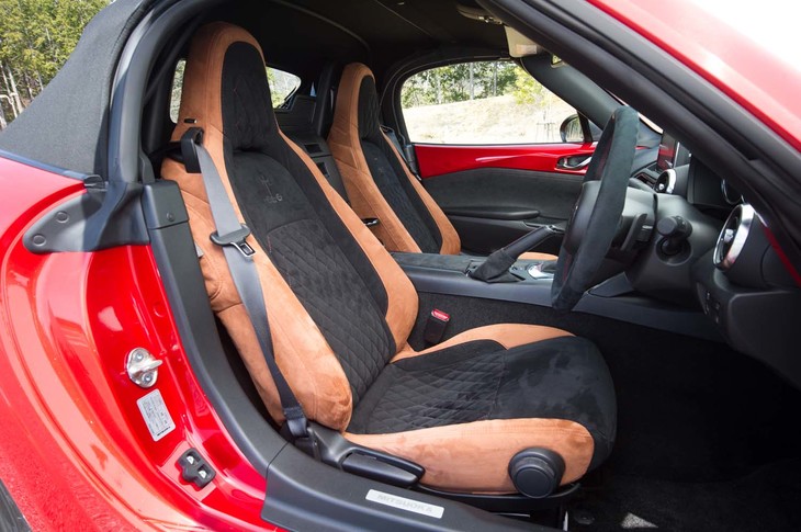 ベースとなった「ロードスターSレザーパッケージ」には標準で本革シートが装着されるのだが、テスト車はオプションのアルカンターラシートに換装されていた。