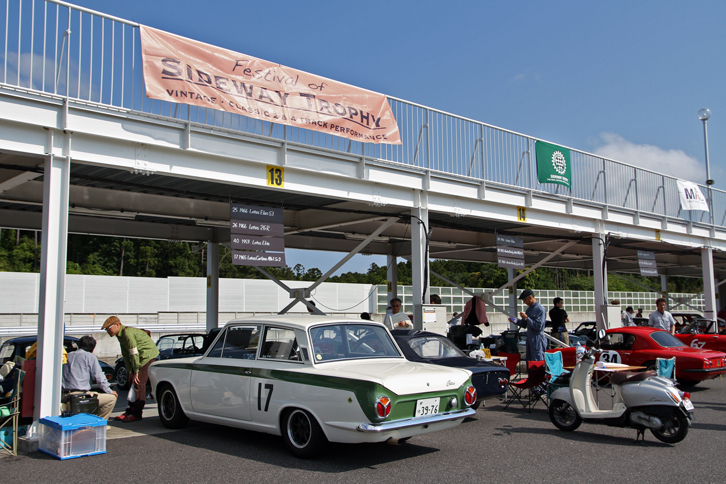 レース前、早朝のピット風景。