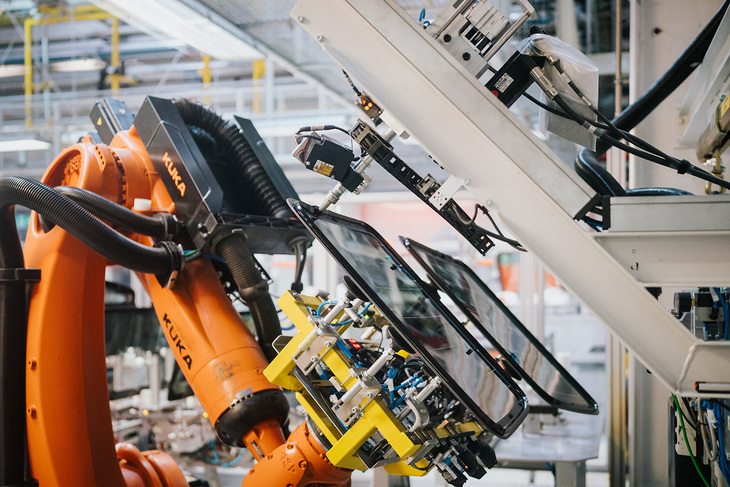 ロボットが導入されているのはウィンドウに接着剤を塗布する工程のみだ。