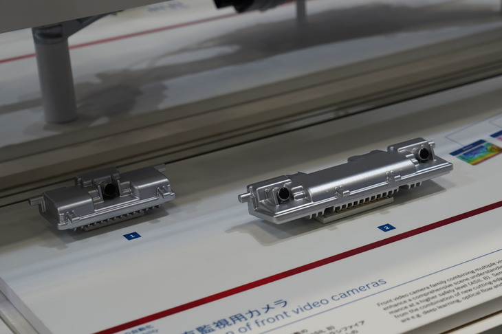 ボッシュブースに展示された次世代の車載カメラユニット。写真左がモノカメラで、右がステレオカメラ。