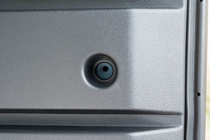 荷室の床面や側壁、天井には、じつに17個ものユースフルナットを設置。ボルトやフック､L字金具などの取り付けが可能で、純正アクセサリーを含め、さまざまなアイテムで荷室をアレンジできる。