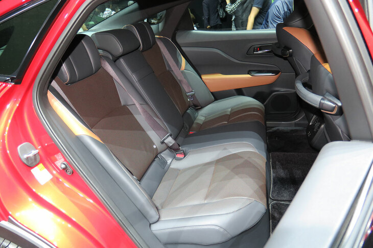 トヨタ・クラウン クロスオーバー（リアシート）