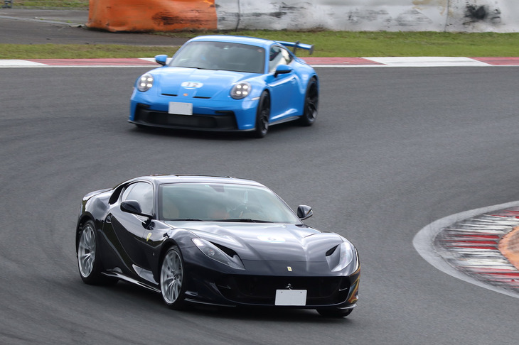 サーキット走行プログラムは、主に3つの内容に分けて実施。「スポーツ走行」はサーキット走行経験者による本格的な走行枠で、さらに先導車に追走するサーキット初心者向けの「アクティブ走行」と、同じく先導車付きで、同乗者とともにレーシングコースを楽しめる「ファミリー走行」も用意されていた。