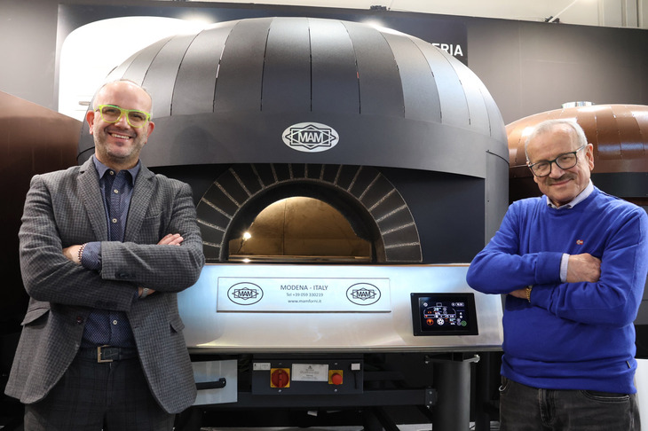 ピッツァ窯製造会社のMAMは、「真のナポリ・ピッツァ協会」から公式サプライヤーに指定されている。創業家のマッテオ・マラグーティ氏（左）と、彼の父親であるヴァン二氏（右）、そしてコンバインド窯。