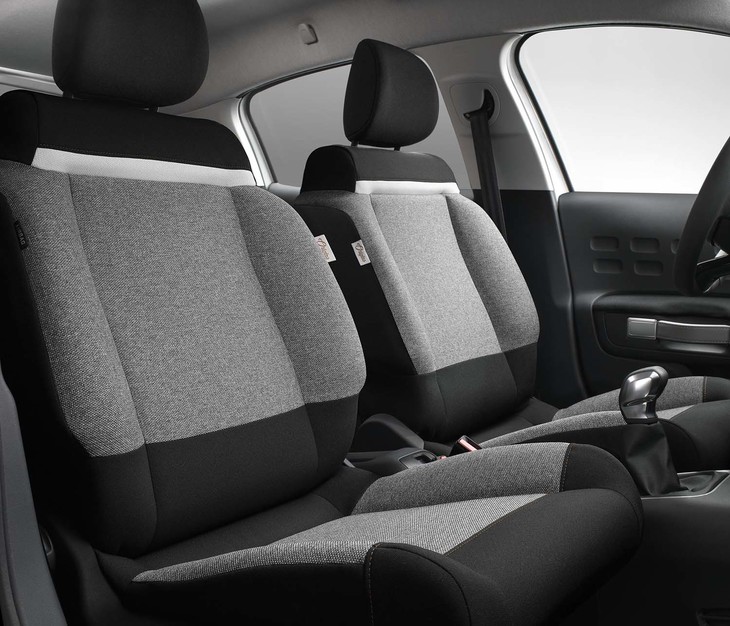 オリジンズロゴの入ったタグが付けられた「C3オリジンズ」のフロントシート。