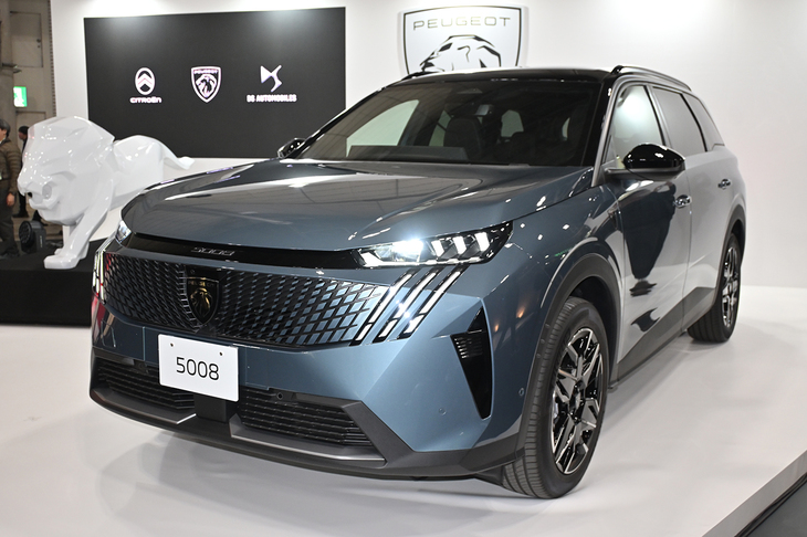 新型「プジョー5008」も2026年春に発売予定。先代モデルと同様に3列シートを採用している。