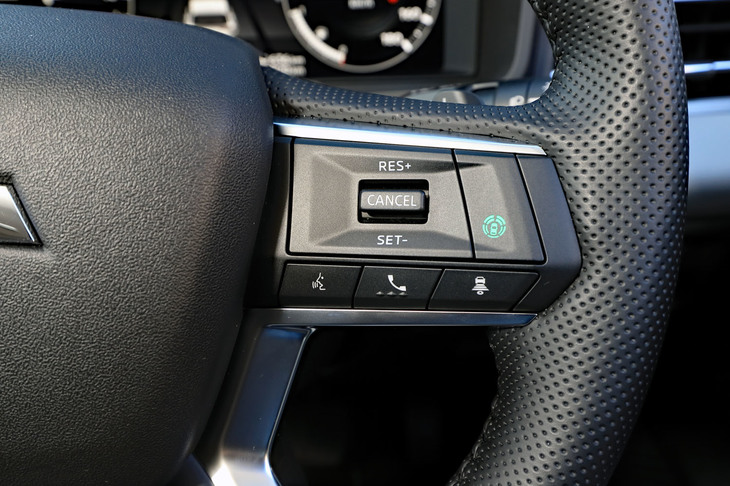 運転支援システムには三菱のなかでも最新のものを搭載。全車速対応型アダプティブクルーズコントロールと車線維持支援機能をセットにした「マイパイロット」は、ナビリンク機能や標識読み取り機能に対応しており、速度標識に応じて自動で設定車速を変更したり、地図情報をもとに車速を調整したりする。