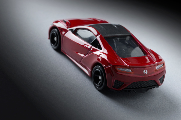 キャビンの後方には3.5リッターV6ツインターボエンジンと48psの駆動用モーターを搭載。9段デュアルクラッチ式ATを介して後輪を駆動する。（写真＝郡大二郎）