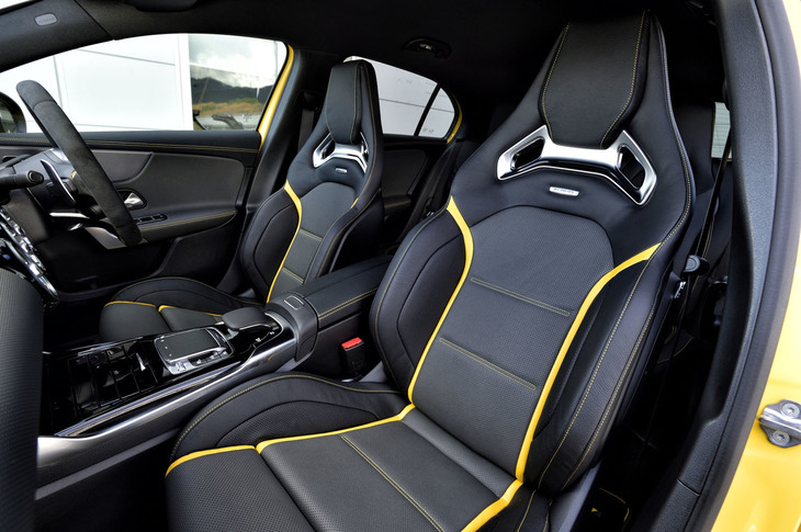 「エディション1」の「AMGパフォーマンスシート」はチタニウムグレー／ブラックのツートンカラーを基本にイエローのラインが入った専用アイテム。ヒーターと電動調整機能も備わる。