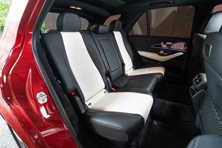 2列目シートは背もたれに電動調整機構が標準で備わるほか、「AMGライン」装着車ではシートヒーター（左右席）も装備される。