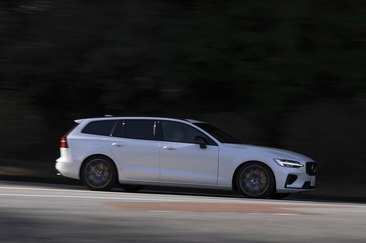 システム出力は462PS。0-100km/h加速のタイムは4.6秒。