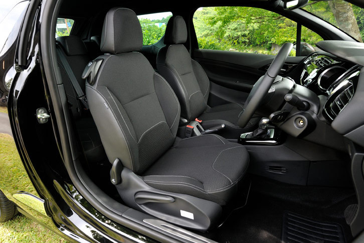 シート表皮はファブリック。前席シートバックの形状を工夫することで、後席の足元ペースに十分なゆとりを確保しているという。